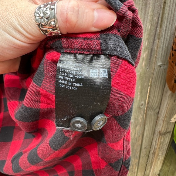 Uniqlo Red and Black Checkered Plaid Button Down Collared Shirt - Picture 4 of 6
